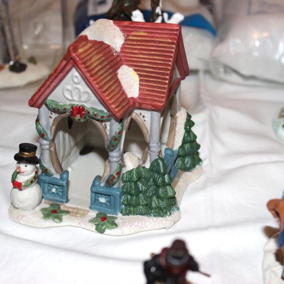 LARGE LOT LEMAX CHRISTMAS VILLAGE ACCESS. TREES FIGURINES TREE HOUSE GAZEBO - Picture 4 of 13